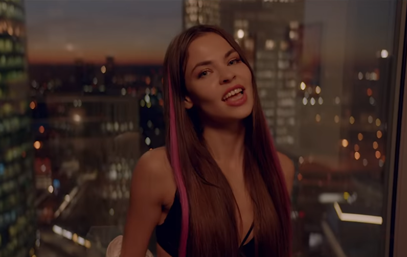 Поработай ртом. Девушки с презиками во рту. Девочка с презиком во рту. Рабочий рот за работой. Ртами.