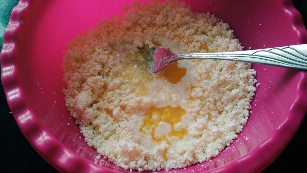 Добавляем растопленное сливочное масло.