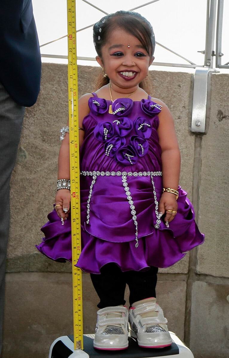 джoти aмджи. самая маленькая женщина фото. йоти амгэ с мужем. самая маленькая женщина в мире. йоти амгэ рост.