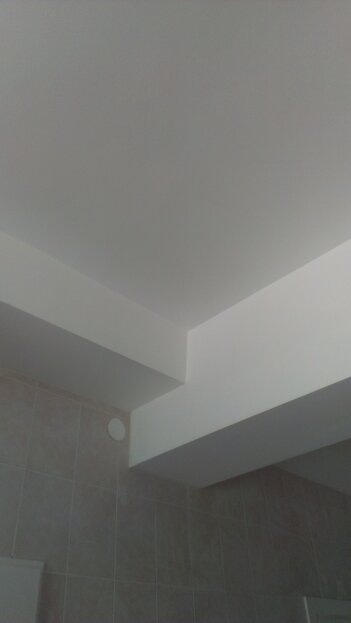 Не стоит красить водоэмульсионной краской по неровной побелке.