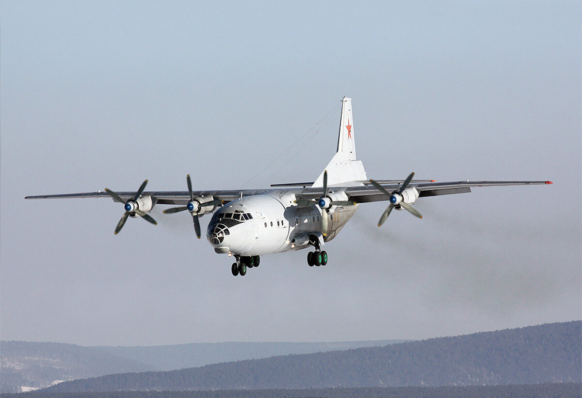 Транспортный ан. АН-12 ВТА. Самолет АН 12. АН-12 военно-транспортный самолёт. АН 24 военно-транспортный самолёт Афганистан.