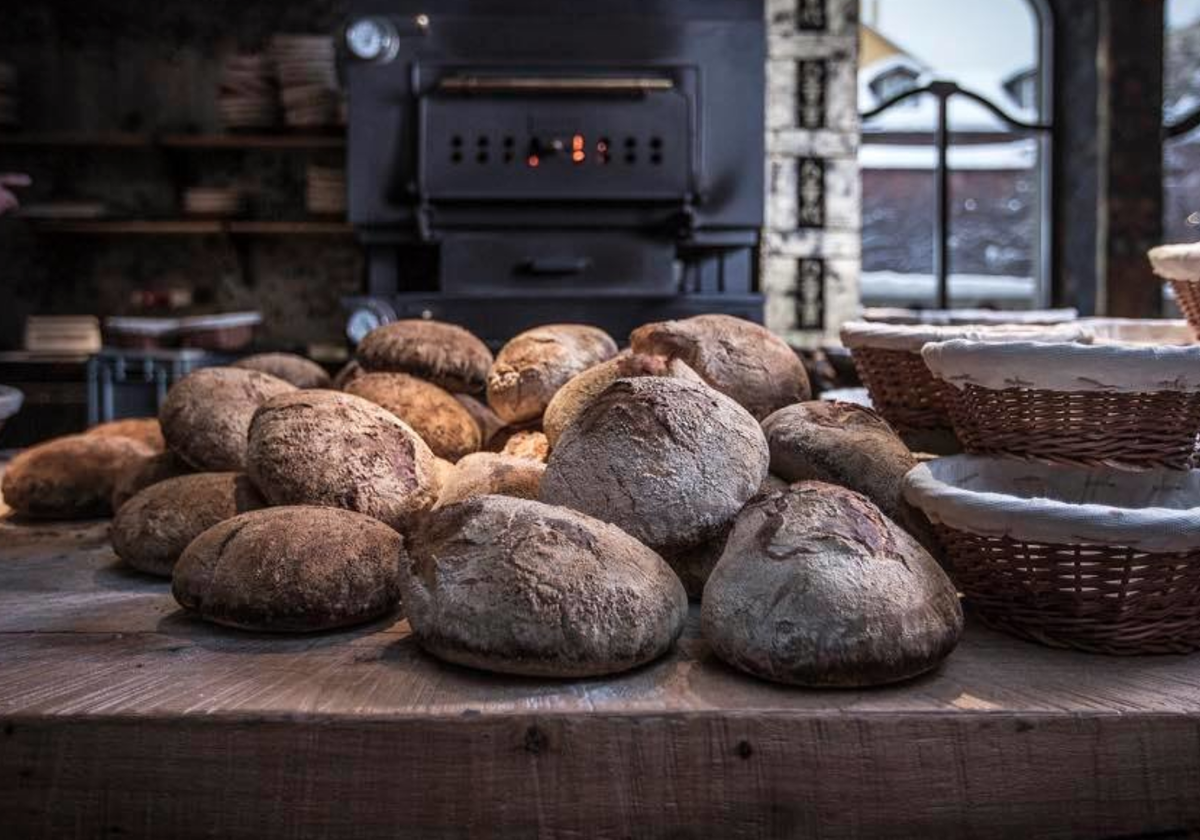 Bread moscow. Хлеб в печи. Хлеб пекарня. Пекарня пекут хлеб. Пекарня в старину.