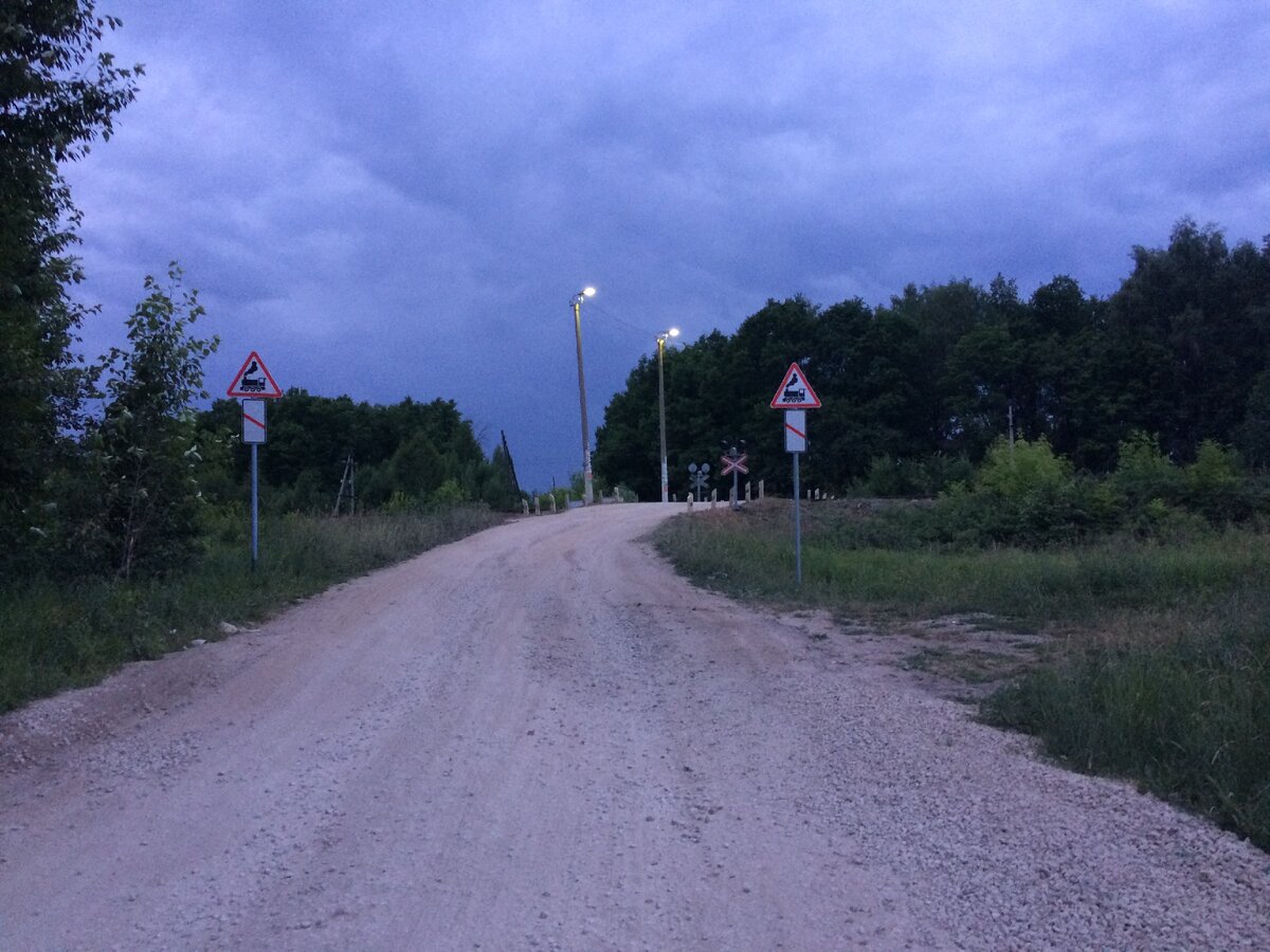 Вот вдалеке увидел железнодорожный переезд. . Фото автора
