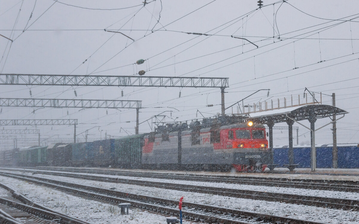 Электровоз ВЛ80с-064 проходит станцию Мичуринск-Воронежский сквозь метель