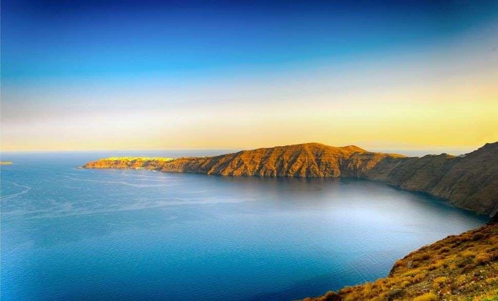 Парус на безмятежных водах Кальдеры