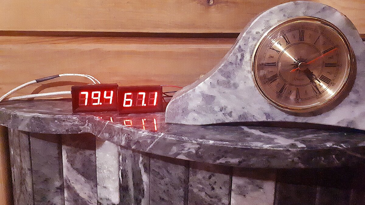 Слева датчик в нижнем камне, справа - в верхнем