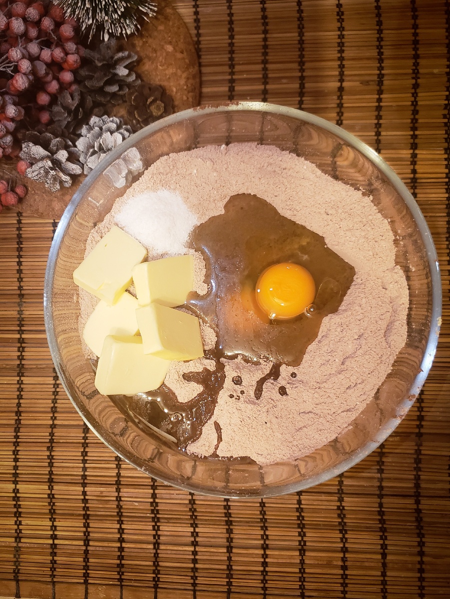 Следом добавляем яйца, масло сливочное и оливковое.