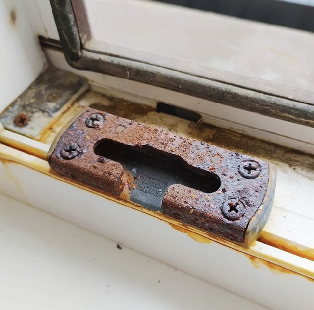 Ржавление элементов фурнитуры это тревожный симптом.