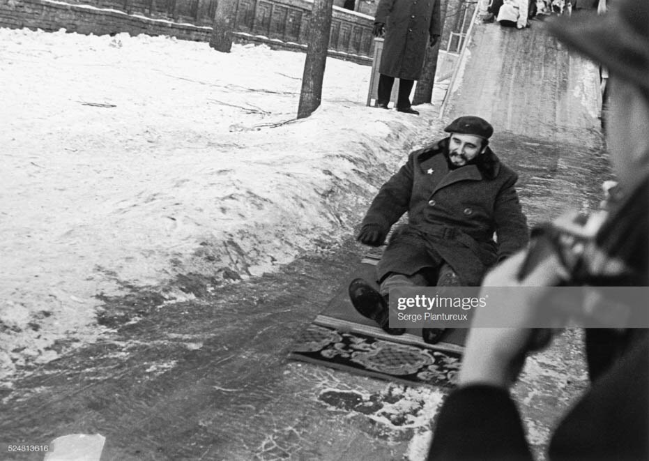 Фидель Кастро катается с ледяной горки в Москве. 29 апреля 1963 года.