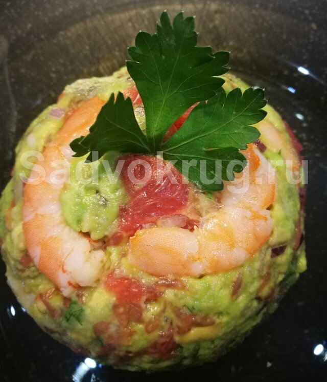 Вкусный и яркий салат с креветками