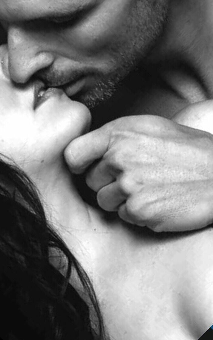 Красивый поцелуй груди. Страстные поцелуи. Нежный поцелуй. Поцелуй страсть. Красивый поцелуй.