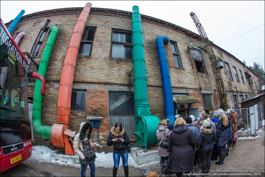 Как на Украине делают шикарные новогодние игрушки на старой и трешевой фабрике (еще советской)