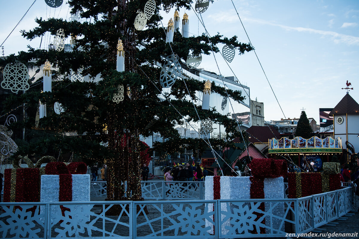 В Грузии установили новогоднюю елку за 20 млн рублей. Сходила, посмотрела. Даже в российской провинции елки лучше