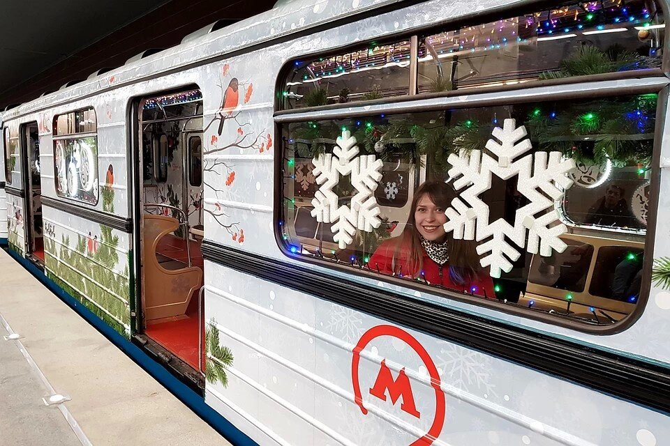  Мэрия приняла решение, что метро продолжит свою работу и в новогоднюю ночь, в следствие чего жители города и его гости смогут воспользоваться им в любое время дня и ночи.