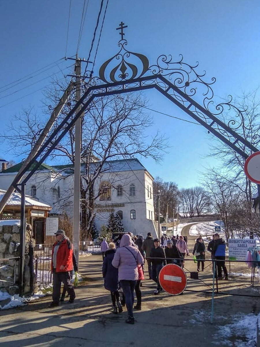 Ворота на входе в монастырь.