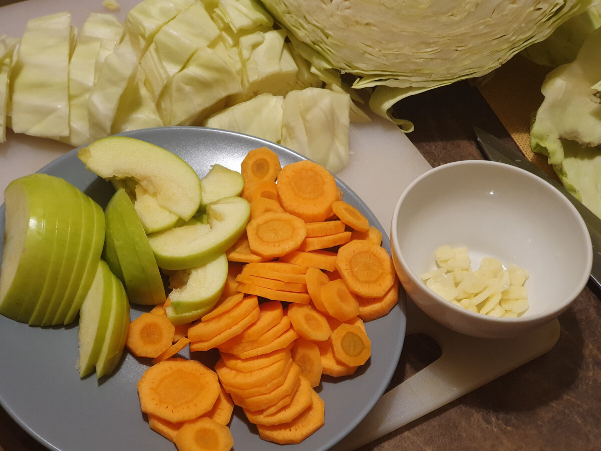 Нарезаем капусту, морковь, чеснок, яблоки.