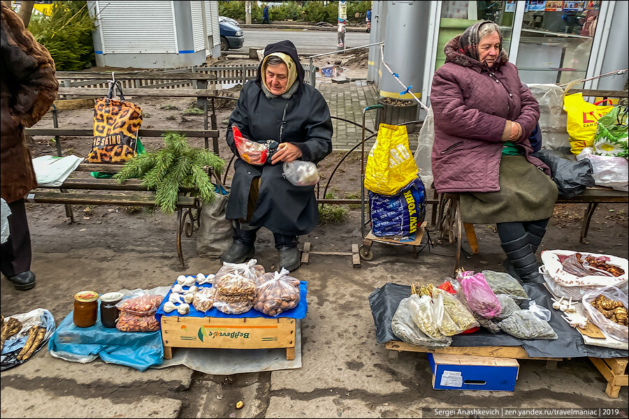 Что продают старики на стихийных рынках на Украине: смотришь на эту нищету и становится их просто жалко