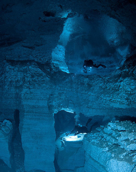 Дайверы забрались в одну из самых длинных подводных пещер в России: вот что там было
