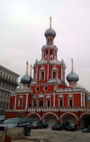 Фото 1. Церковь Знамения Богоматери, которая расположена на бывшем Шереметьевом дворе в Романовом переулке, 2, стр.8