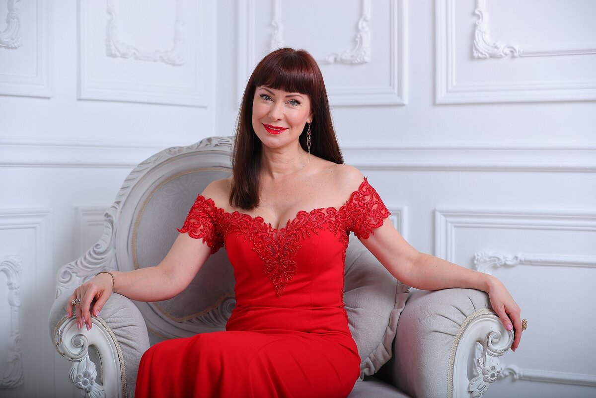 Нонна Гришаева на фоне роскошной лепнины из пенополиуретана