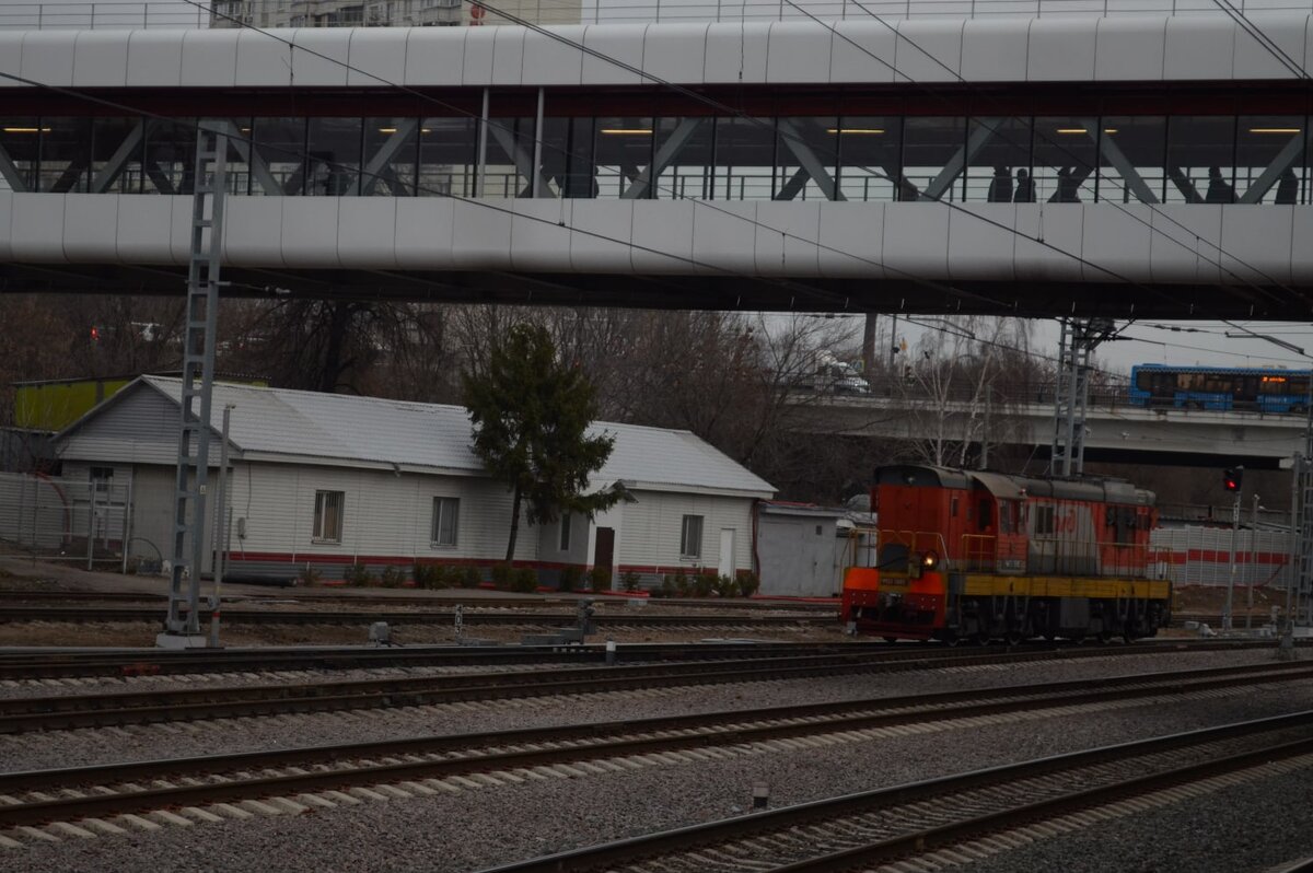 Пути, ЧМЭ-3 и автобан на заднем плане. 