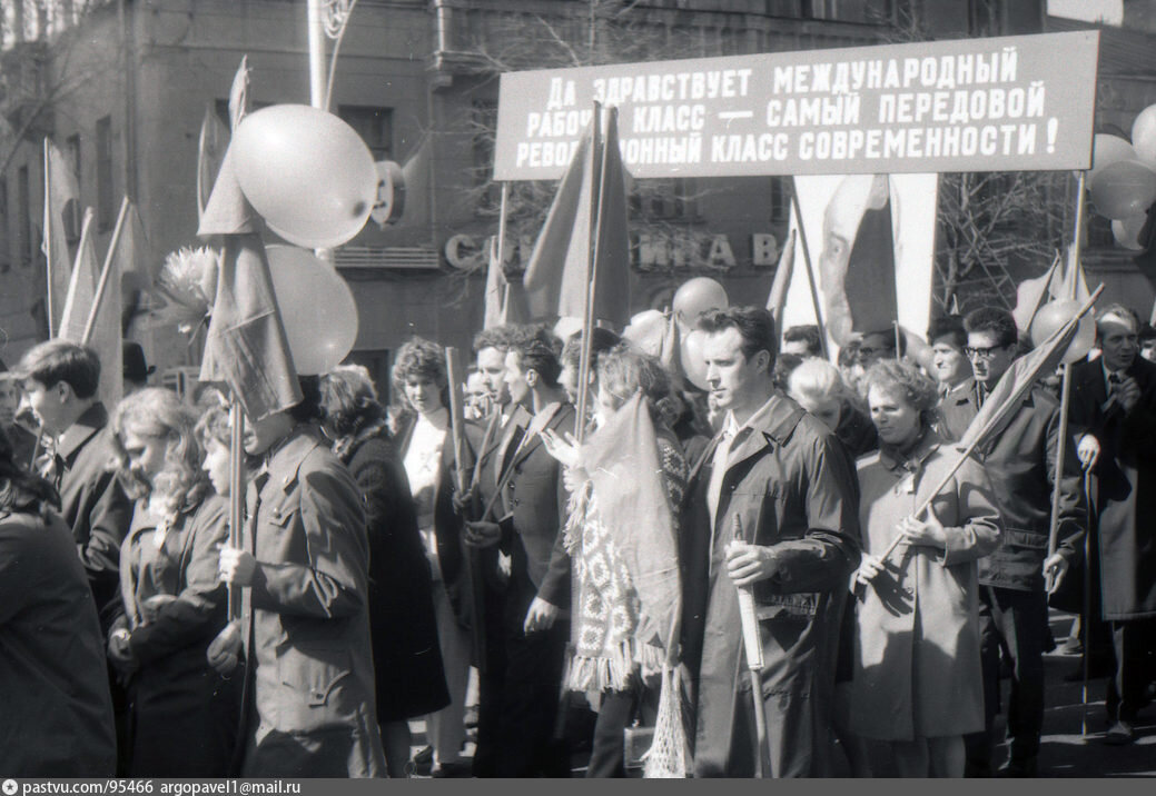 Улица Горького, 1 мая 1962 года. Автор Владимир Иванов.