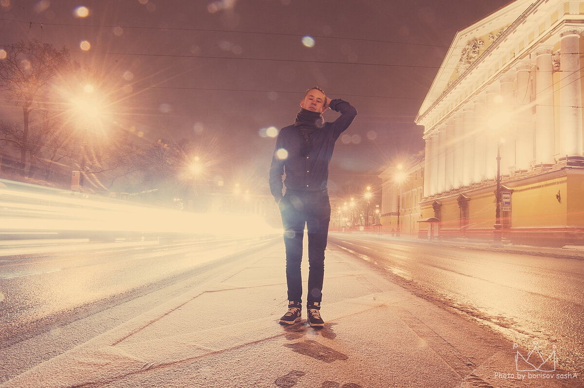 Такой красивый мальчик пойдем. Парень зимой идет по улице. Парень зимой на улице ночью. Парень на улице зима город. Парень зима город.