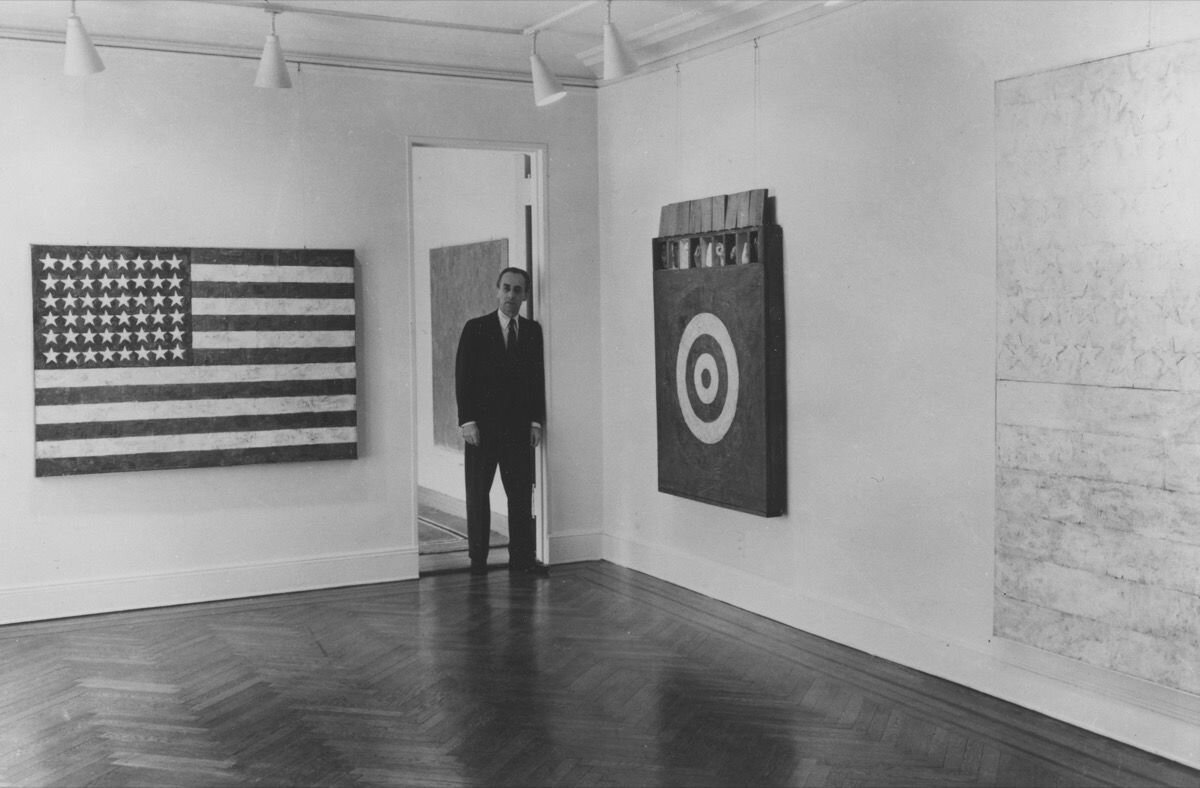 Лео Кастелли в своей галерее с работами Джаспера Джонса
