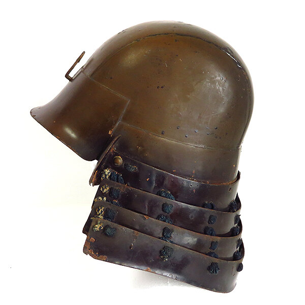 Этот шлем имеет большое количество повреждений. Обратите внимание на еще одну вмятину на нижнем краю тульи и следы от ударов на сикоро. 