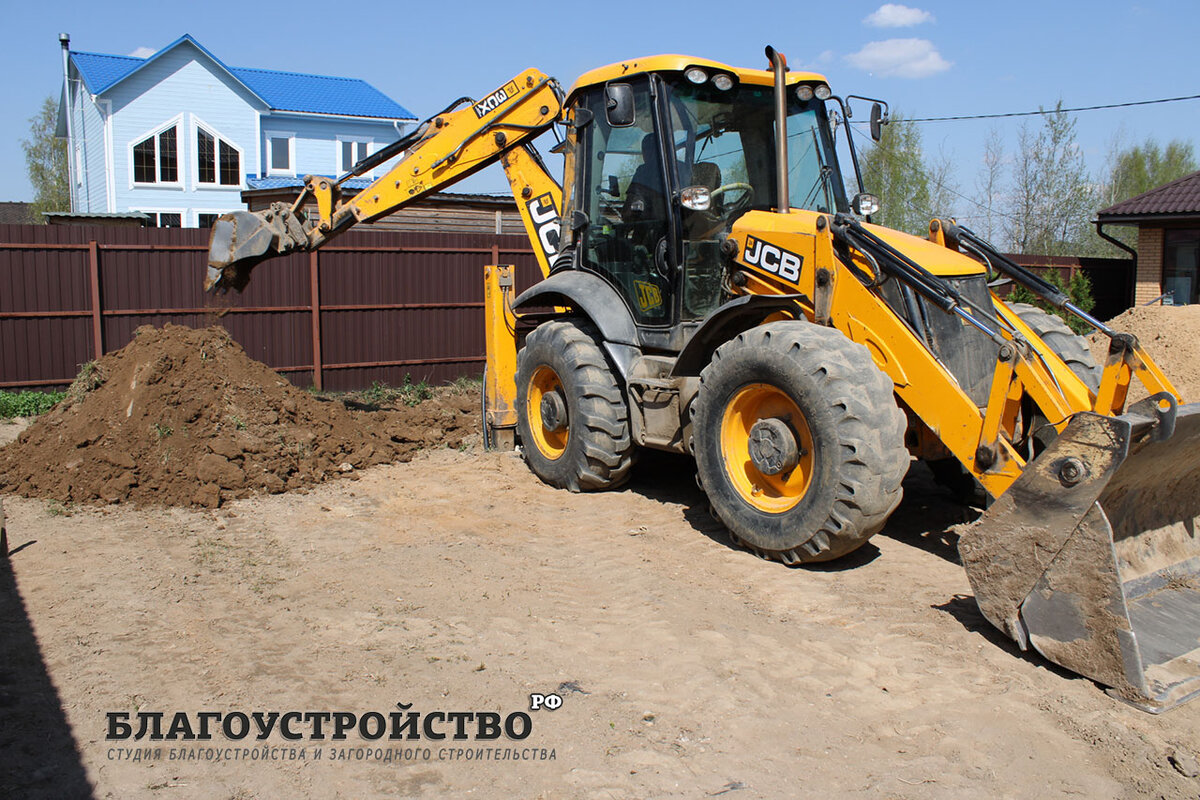 незаменимый помощник при загородном строительстве экскаватор JCB3