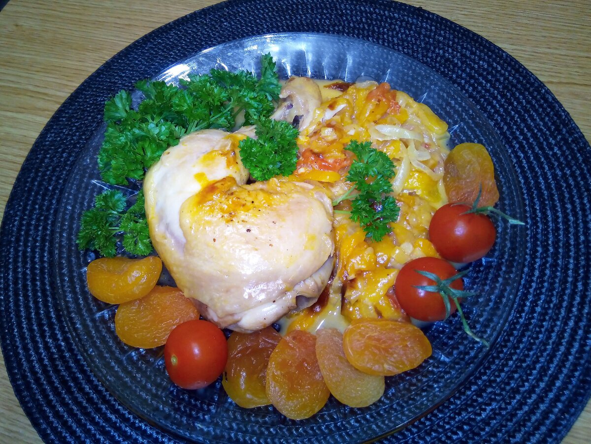 Курица, тушённая с курагой и овощами