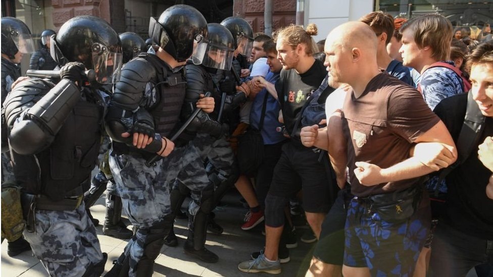 Два раза “ку”, мои малиновые штаны. Те, кто давно на моём канале, знают мою нежную любовь к современным российским псевдолибералам, и о том, насколько я их полагаю похожими на современных псевдофеминисток. И поэтому я хотел бы уничтожить один из самых популярных псевдолиберальских аргументов. Присаживайтесь поудобней. Заварите себе чаёк. Сегодня кафедра Бакланологии и Прикладной Долбодятлистики поговорит о согласовании митингов.