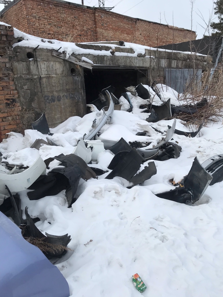 Гараж с бамперами.