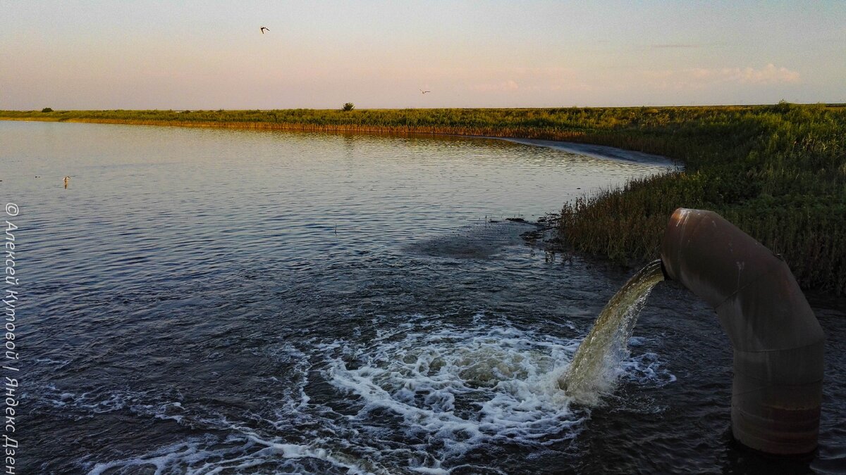 Отработанная вода с предприятий сливается в Большой Лиман. Город Волжский.