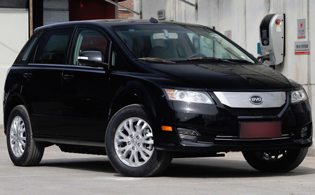 Китайский электромобиль BYD E6 