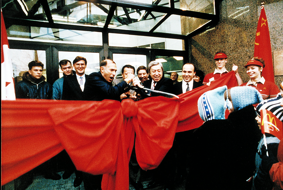 Торжественное открытие первого в Советском Союзе "Мака"