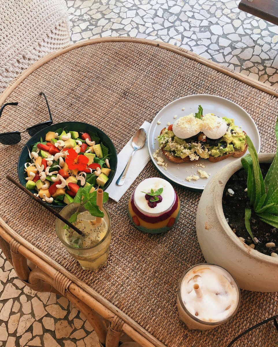 Тост с poached eggs сверху справа — самое must-have блюдо для завтрака на острове. С вероятностью 90% есть в каждом меню. Завтрак в кафе CASSAVA, Чангу