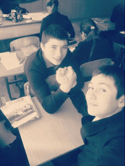 Я с лева, Коля с права