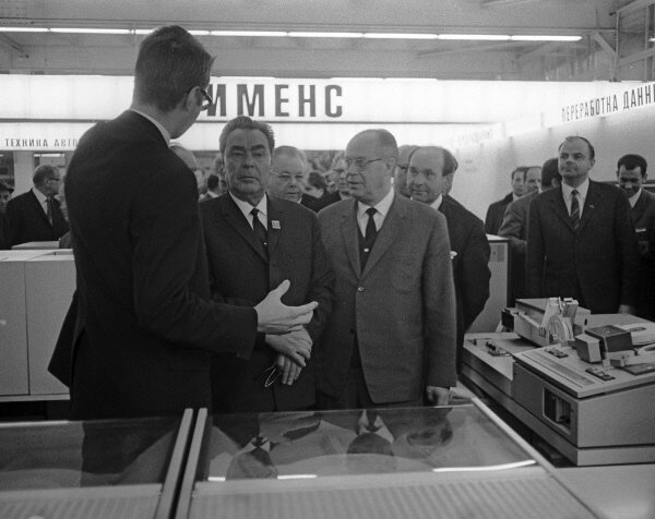 Л.И. Брежнев на выставке "Автоматизация производства" в 1969 году.
