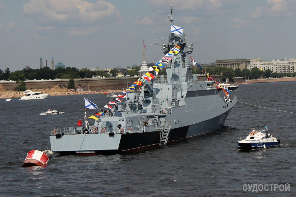Полное водоизмещение МРК проекта 21631 составляет 949 тонн, длина – 74,1 м, ширина – 11 м, осадка – 2,6 м. Скорость хода корабля достигает 25 узлов, дальность плавания – 2500 миль.