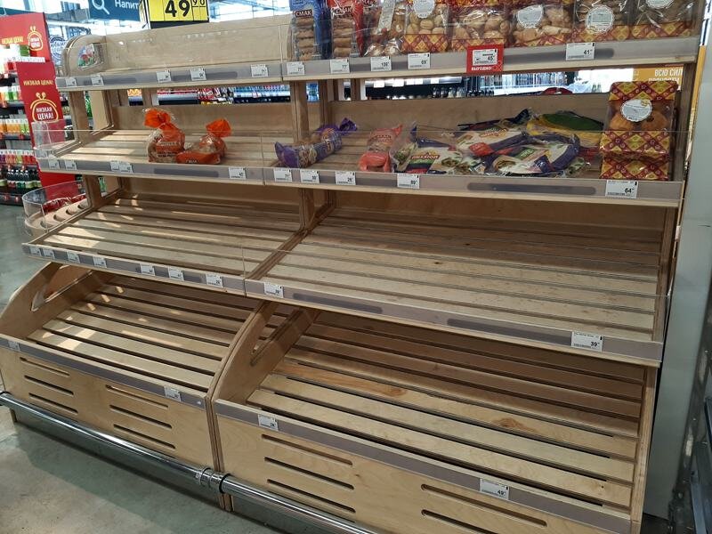 Полупустые хлебные прилавки при наличии хлебобулочных изделий на складе выглядит как девиз -  "Плохо работали, плохо работаем и будем работать еще хуже".  