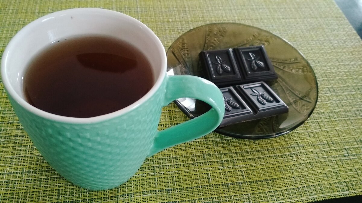 Чай и горький шоколад: 2 дольки для меня, 2 дольки для Сергея
