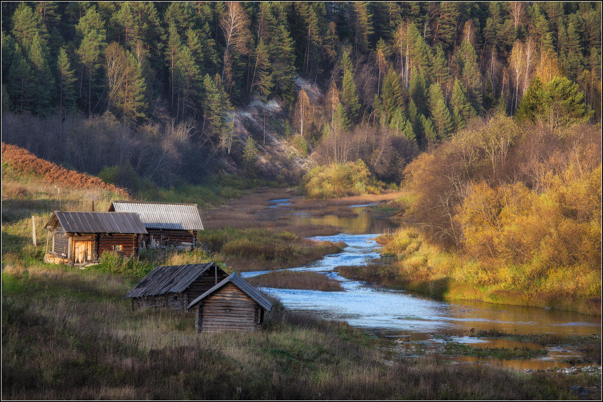 Фото из открытых источников. Это деревенские баньки, а расписные избушки за кадром