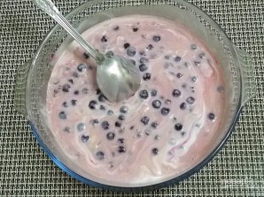 Смешайте кефир, ягоды, ягодный сироп и желатин. 