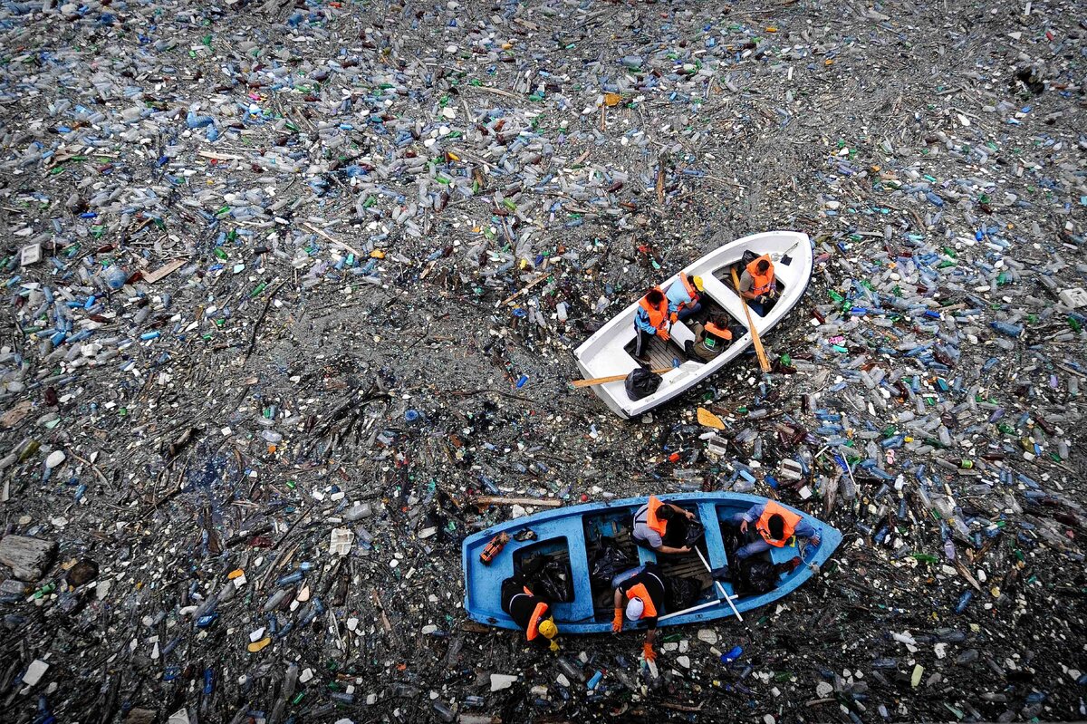 Говорят, что пятно видно даже с орбиты - настолько оно большое. Насчёт орбиты не знаю, подтверждений не нашёл, а с воздуха видно замечательно. Фото от DIMITAR DILKOFF 