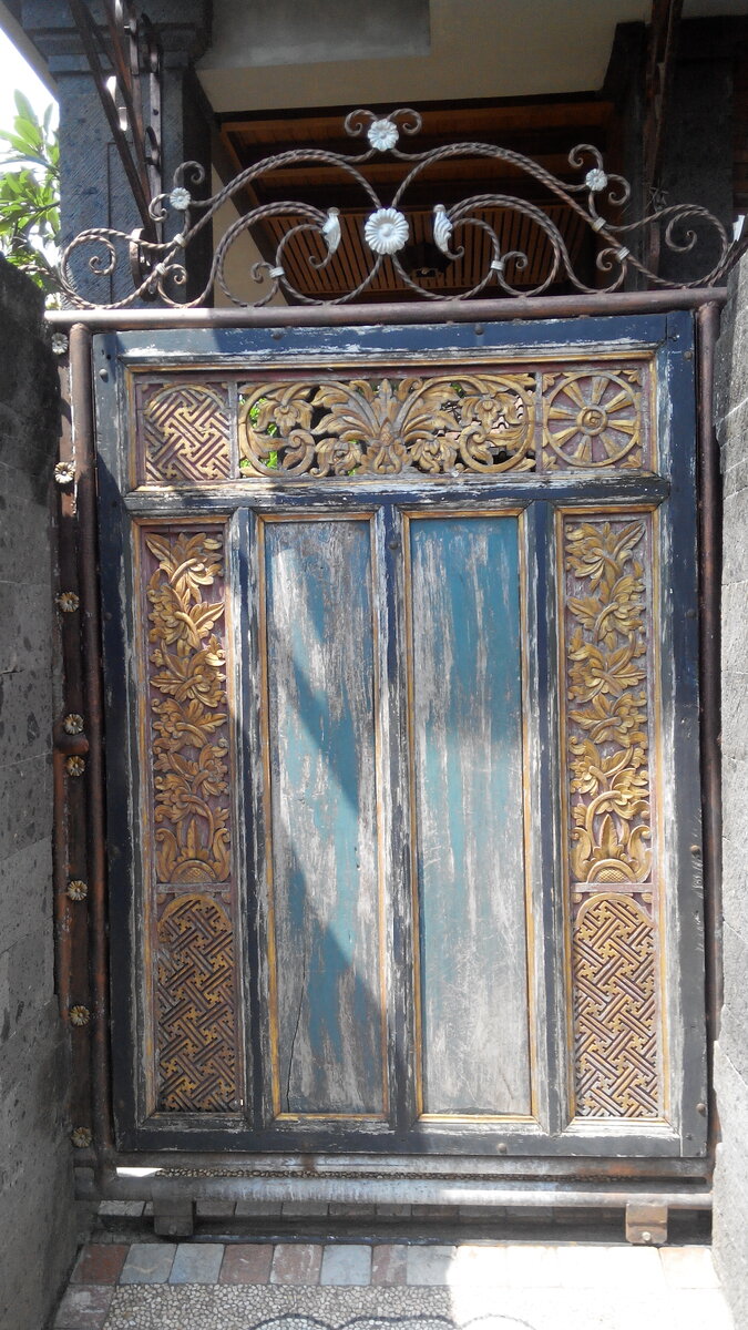 Дверь во двор.