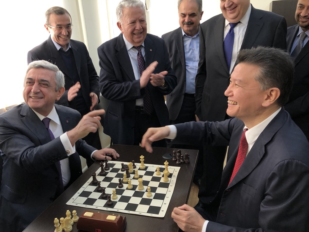Если присмотреться, то Саргсян сидит без фигуры. Но чтобы не портить отношения, президенты согласились на ничью. Победила дружба и общие интересы.