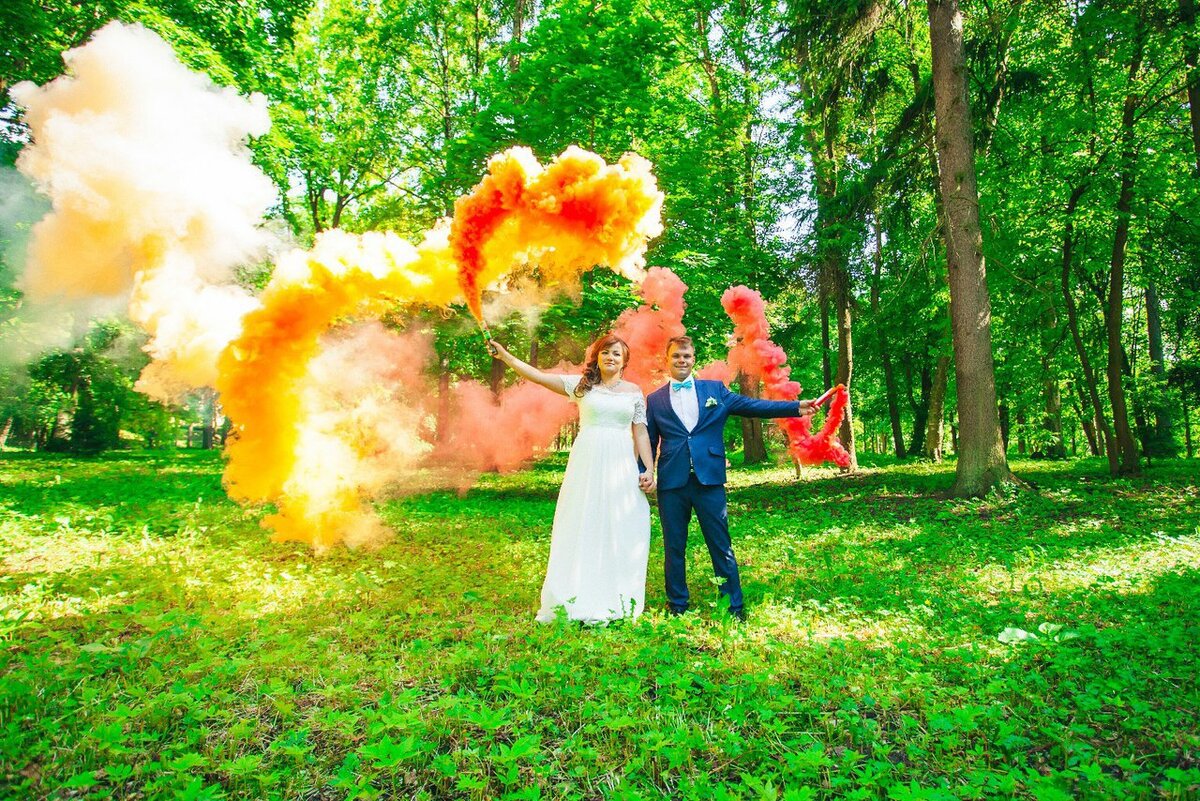Разноцветные файеры на свадебной прогулке