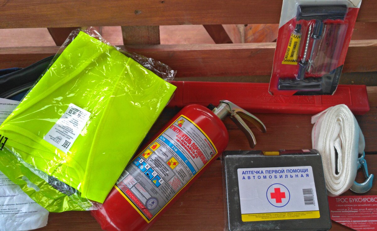 Необходимый набор вещей для автомобиля
