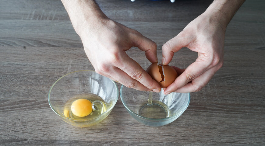 Смазывать яйца маслом. Расшифровка яйца в воде. Яйцо выпускное азбить яйцо в воду.